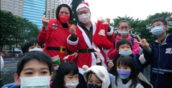 董事長徐登賢先生帶國小小朋友到新北耶誕城